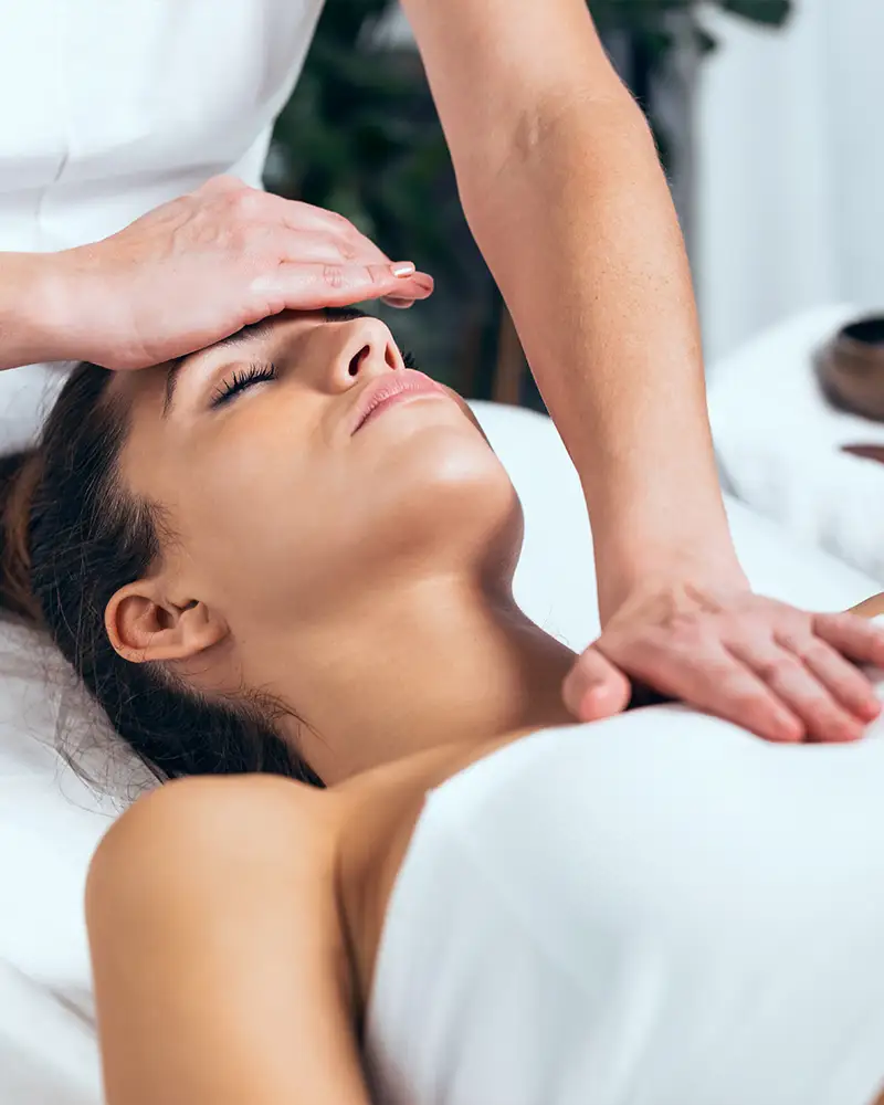 Junge Frau während einer Osteopathischen Behandlung