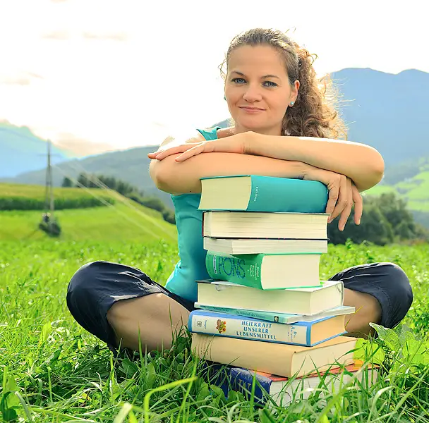 Hände während einer otheopatischen Behandlung