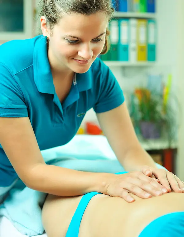 Maria Weingartner während einer Osteopathie Behandlung