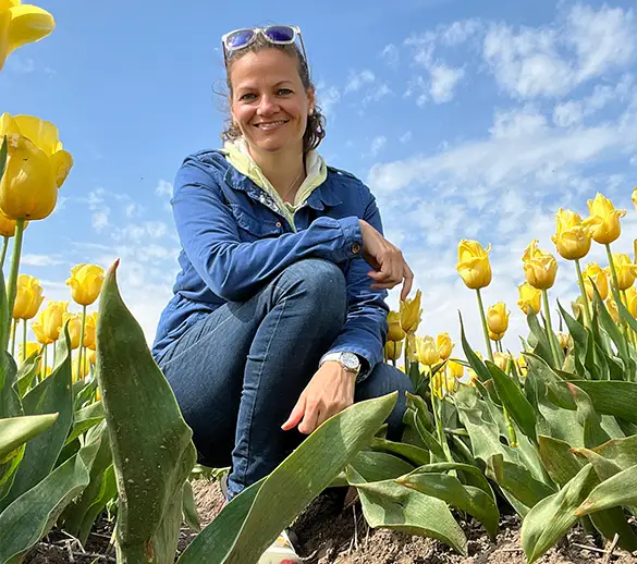 Maria während einer Physioübung am Gymnastikball